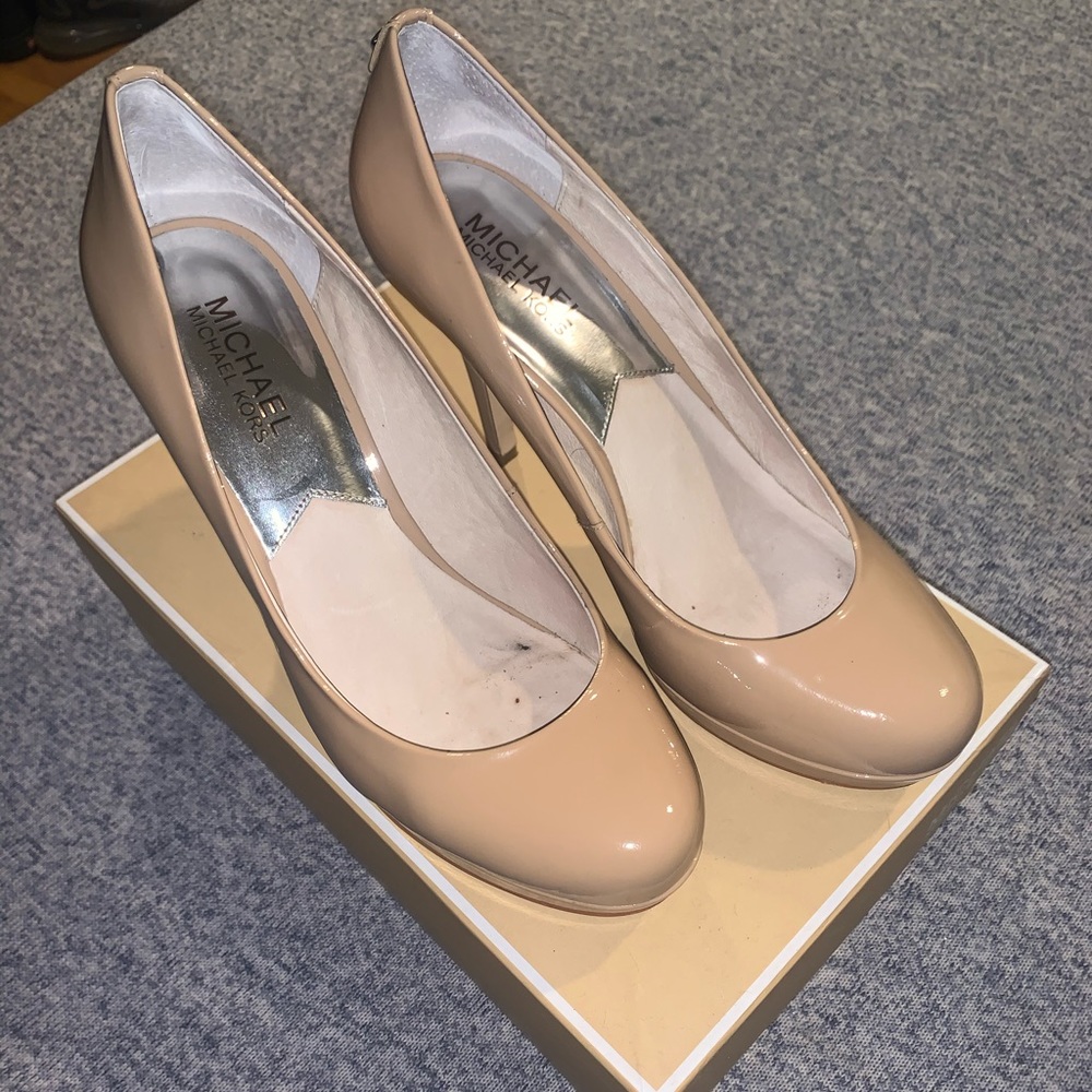 Micheal Kors Ionna plumps. Patent leather Nude.